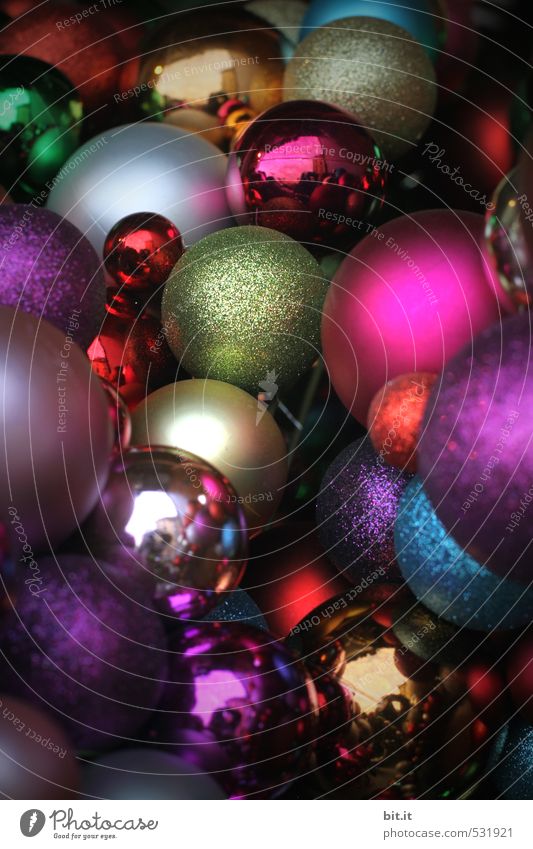 Sammlung Lifestyle Häusliches Leben Feste & Feiern Weihnachten & Advent Dekoration & Verzierung Kitsch Krimskrams Glas Zeichen glänzend liegen rund verrückt