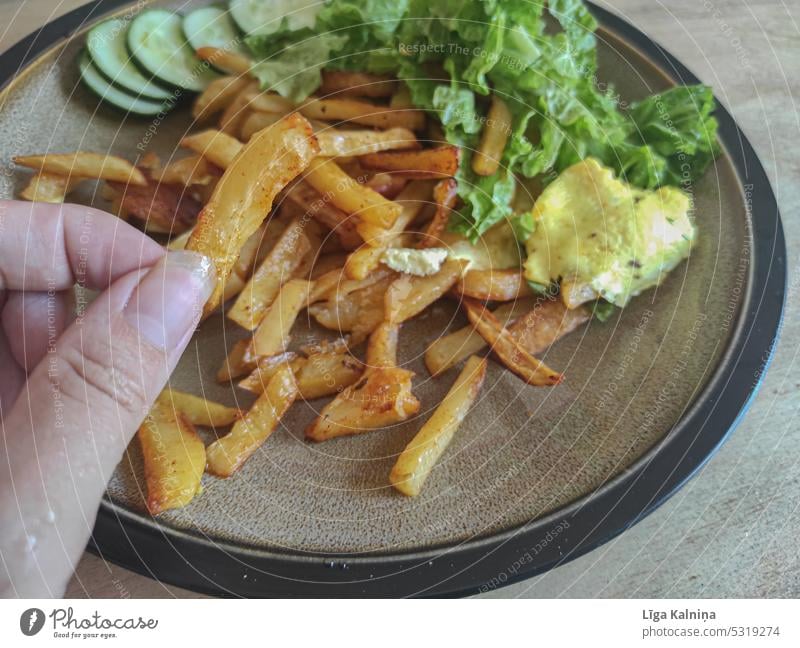 Hausgemachte Pommes frites mit Salat hausgemachte Speisen Essen ungesund Fries Lebensmittel Fingerfood Snack Ketchup Appetit & Hunger Ernährung lecker Imbiss