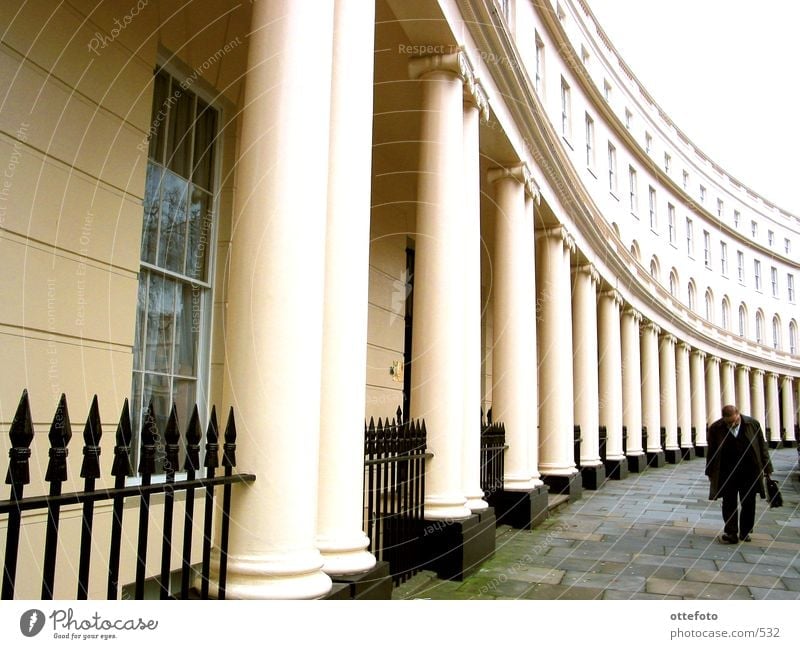 London:  Park Crescent, Regent's Park Haus Mann Aktenkoffer England Architektur Säule Geschäftsmann