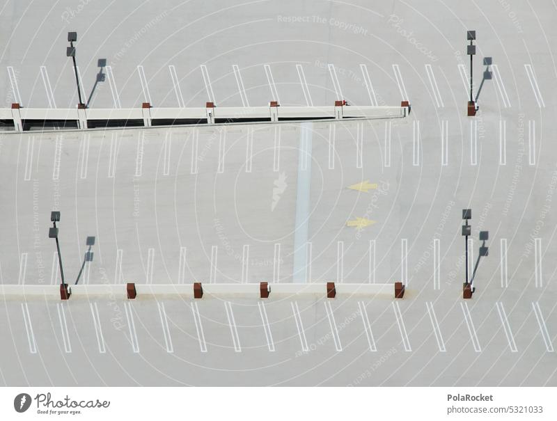 #A0# Parkplatz Parkplatzsuche Parkplatzmangel Parkplatzbeleuchtung parkplatzmarkierung betoniert Beton betonwüste Verkehr Außenaufnahme parken Menschenleer