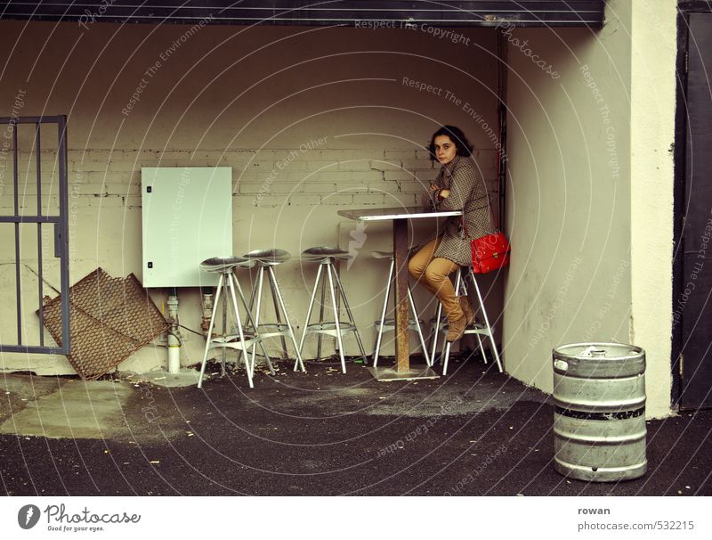 warten Mensch feminin Junge Frau Jugendliche Erwachsene 1 Stadt geduldig ruhig Einsamkeit sitzen Hocker Bar Biertische Bierfass einzeln schäbig dreckig Kneipe