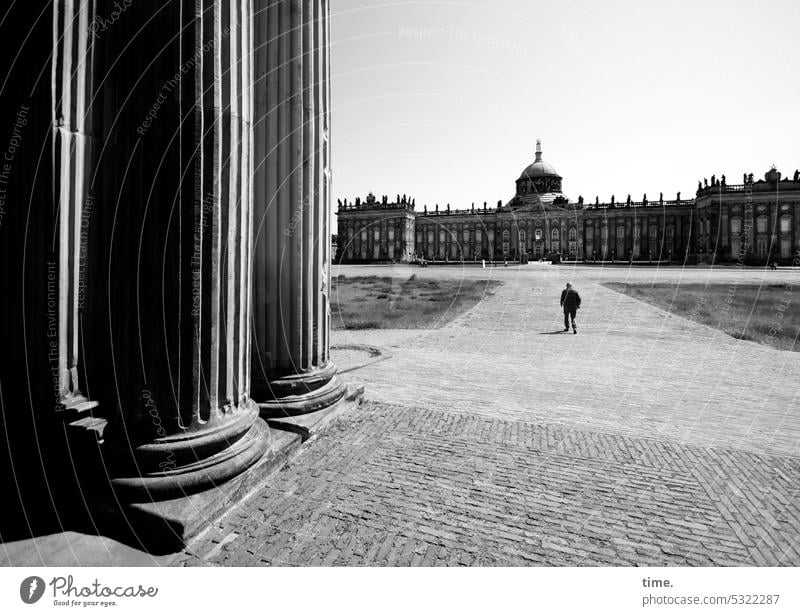 Lost Land Love II - Alter Mann am Neuen Palais Geschichte historisch Schloss Spuren Kratzer Trauer Panorama Platz Säule Pflasterung Neues Palais Wege & Pfade