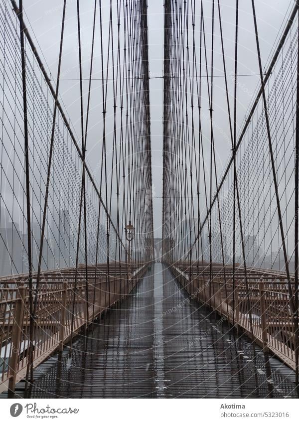 Leerer Spaziergang über die Brooklyn Bridge bei starkem Regen New York City leer Wahrzeichen Bild reisen USA nyc urban New York State Menschenleer neu Brücke