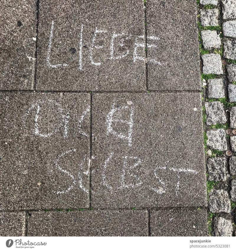 Liebe Dich selbst! Selbstliebe Spruch Text hier Wege & Pfade Pflastersteine Bürgersteig Kreide Selbstvertrauen Glaube Hoffnung Straße geschrieben