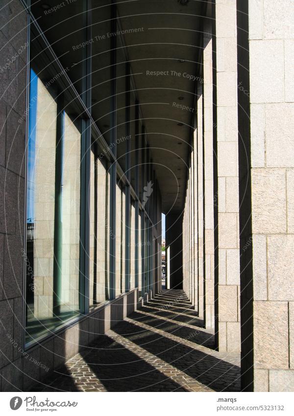 Bogengang Architektur Schatten Sonnenlicht Licht Schattenspiel Strukturen & Formen Linie Säule abstrakt Pfeiler Symmetrie Schattenwurf Kontrast Bauwerk Säulen