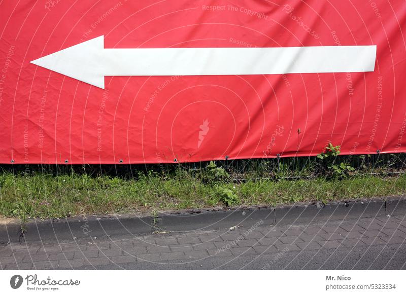 weißer Pfeil auf rotem grund richtungweisend Richtung Wegweiser links Wege & Pfade abbiegen links abbiegen Orientierung Schilder & Markierungen