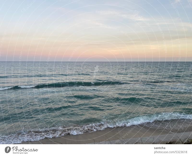 Sonnenuntergang am Strand wellig tropisch Paradies Himmel Ufer