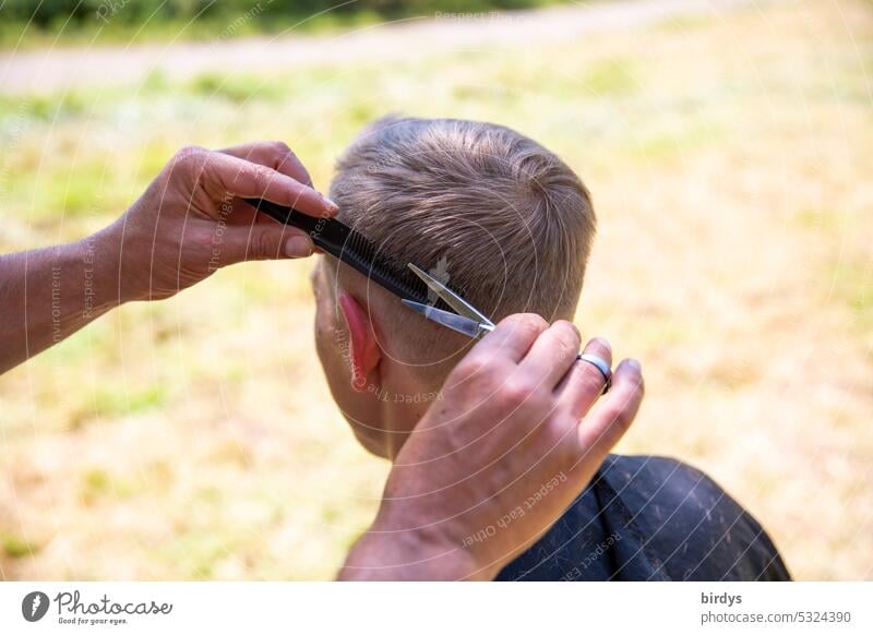 Haare schneiden an der frischen Luft Friseur Haarschnitt Haare & Frisuren professionell im Freien Mann Hände Beruf Schere Kamm Arbeit & Erwerbstätigkeit Klient