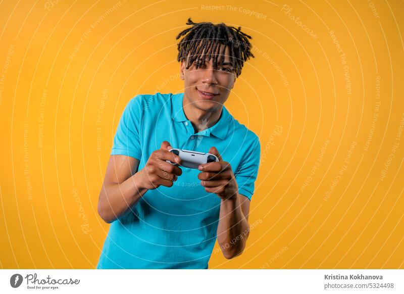 Afrikanischer Teenager, der ein Online-Videospiel, eine TV-Konsole mit Joystick spielt.e-sport Pfeil Schaltfläche Nahaufnahme Computer Kontrolle Regler