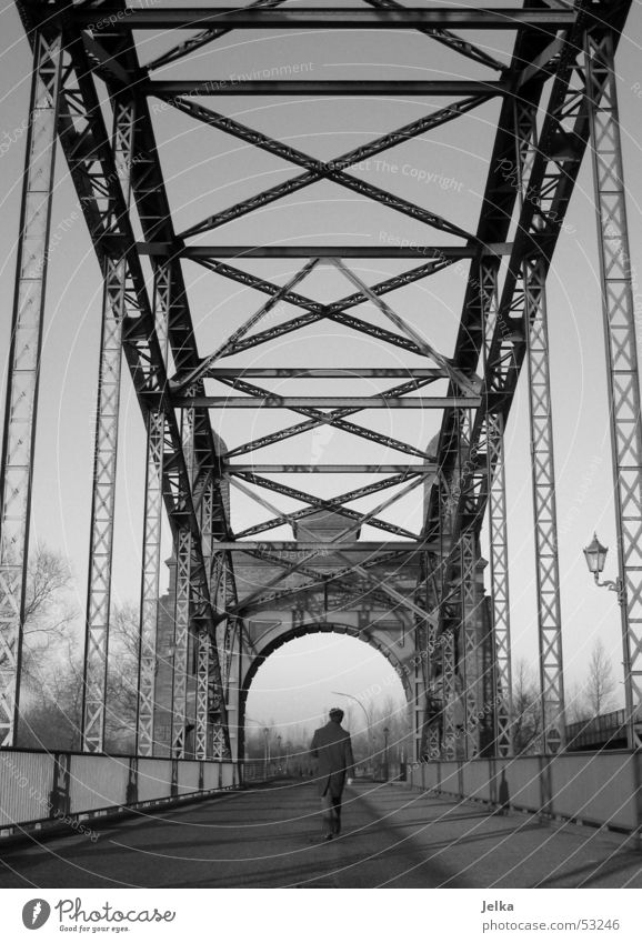 walk on Mann Erwachsene Brücke Wege & Pfade Mantel Stahl gehen grau schwarz weiß Elbbrücke Stahlträger Schwarzweißfoto Stahlbrücke Rückansicht Spaziergang 1
