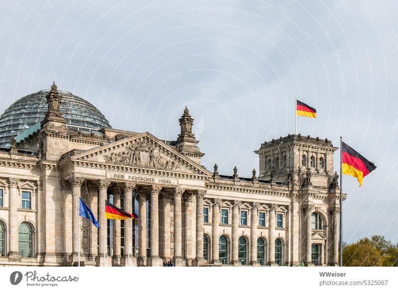 Der Reichstag bzw. der Deutsche Bundestag in Berlin mit wehenden Fahnen Regierung Parlament Regierungsgebäude Deutschland Republik Hauptstadt