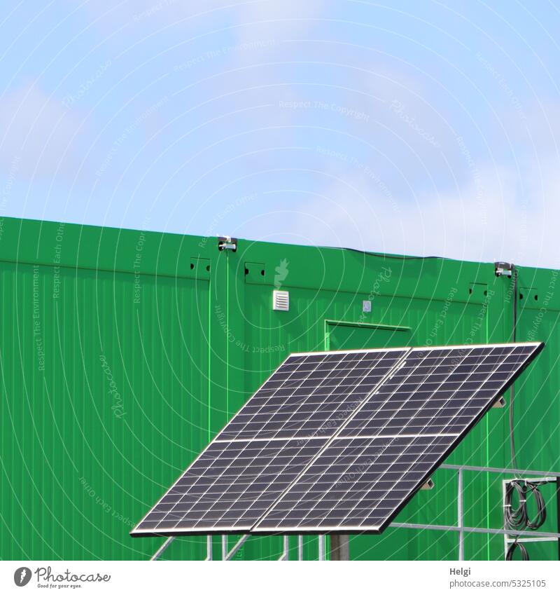 Solarmodul vor einem Baucontainer zur Stromerzeugung Solarzelle Sonnenenergie Energiegewinnung Energieerzeugung Baustelle autark Erneuerbare Energie