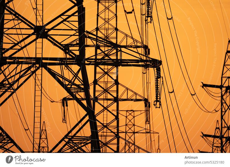 Elektrischer Hochspannungsmast. Hochspannungsleitungen auf Strommast gegen einen Sonnenuntergang Himmel. Elektrische Infrastruktur. Energiekrise. Elektrische Energieverteilung. Energieverteilung.