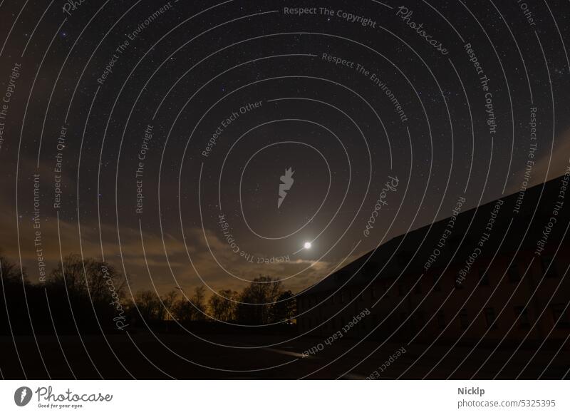 Vollmond mit Sternenhimmel über der Sternenwarte Vogelsang im Internationalen Sternenpark Nationalpark Eifel, Deutschland Mond Nacht Astronomie sternenklar