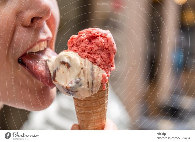 junge attraktive Frau leckt an einem Eis Junge Frau Zunge hübsch Eiscreme Sommer Italienisch Toskana Speiseeis Erdbeereis Stracciatella Waffel Eiswaffel Glück