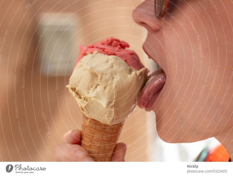 junge attraktive Frau leckt an einem Eis Junge Frau Zunge hübsch Eiscreme Sommer Italienisch Toskana Speiseeis Pistazie Erdbeereis Waffel Eiswaffel Glück lecker