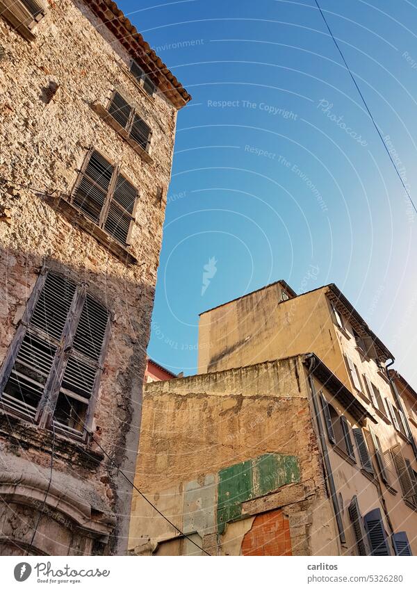 In den Gassen von Toulon IX Frankreich Südfrankreich Altstadt mediterran Gebäude Fassade Menschenleer Architektur Stadt Fenster Historisch