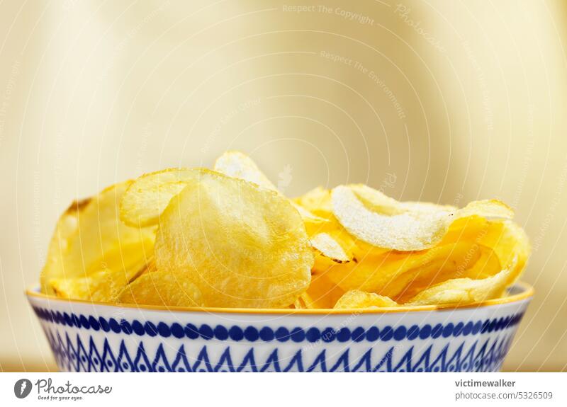 Schale mit Kartoffelchips Studioaufnahme Lebensmittel Snack ungesunde Ernährung geschmackvoll Bratkartoffel lecker gelb essen Schalen & Schüsseln Vorderansicht