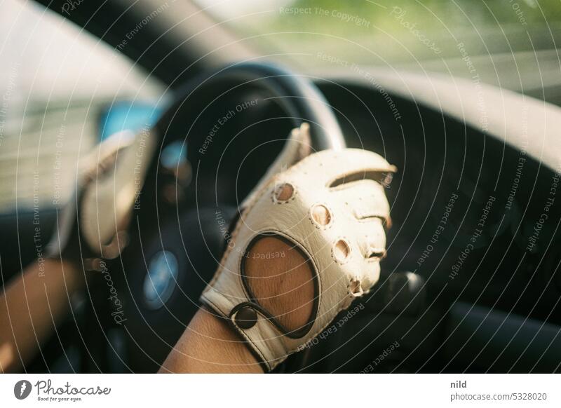 senk ju for treweling – Stilecht mit Handschuh Fahrerhandschuh Leder Detailaufnahme retro Vintage Nostalgie altmodisch Farbfoto fahren Autofahren Langstrecke
