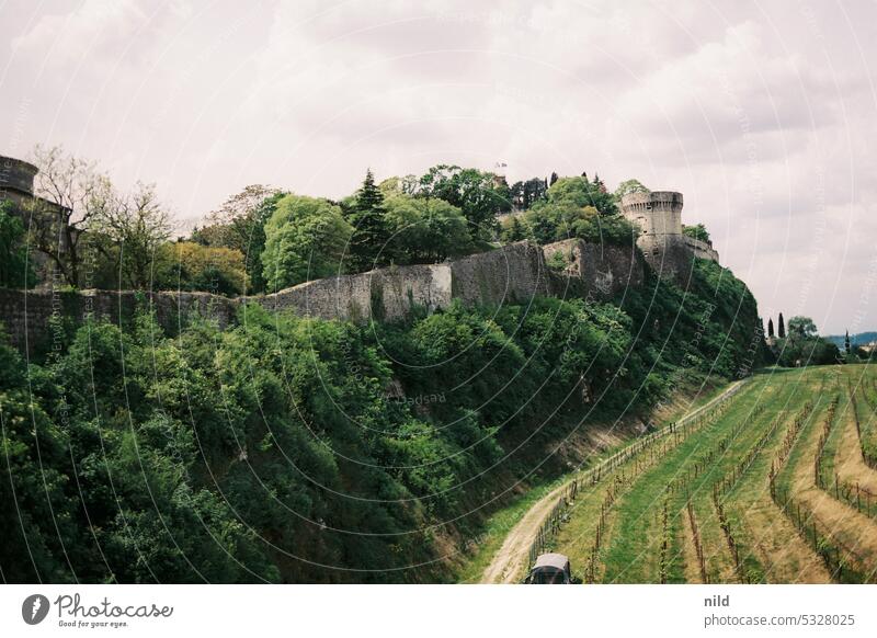 Grenzwertig – Burgmauer Brescia Burg oder Schloss Mauer mittelalterlich historisch Gebäude Sehenswürdigkeit Tourismus Farbfoto Außenaufnahme Architektur Bauwerk