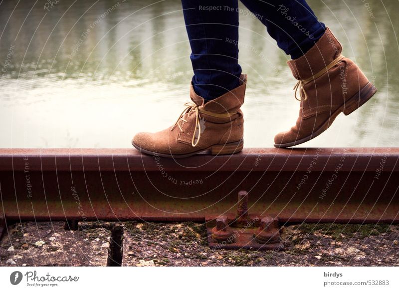 Junge  Frau mit modischen Lederschuhen balanciert auf einem Eisenbahngleis Lifestyle Stil Junge Frau Jugendliche trendy Leben Beine Fuß 1 Mensch 18-30 Jahre