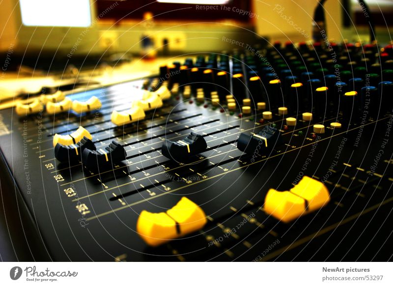 DJ Regler gelb schwarz laut Licht Diskjockey mischen Musikmischpult Klang liegen MP3-Player schieben Ton Raum venuel Schallplatte disc