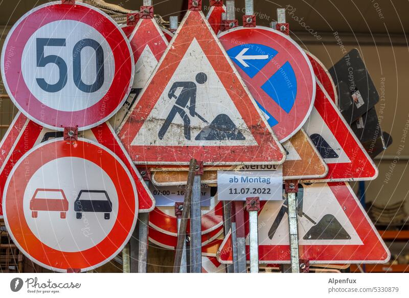 Überforderung Schilderwald Verkehrszeichen Farbfoto Schilder & Markierungen Außenaufnahme Zeichen Verkehrsschild Hinweisschild Warnschild Sicherheit