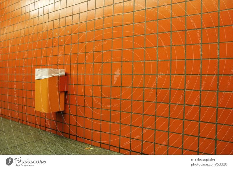 orange U-Bahn Müll Eimer Untergrund Nacht Station Fliesen u. Kacheln Einsamkeit warten