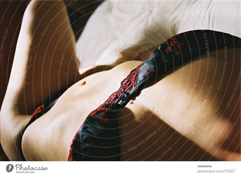 Nadine 2 nackt Frau BH Unterwäsche Licht rot Erotik Bauchnabel Bett Schatten Beine Unterhose string liegen