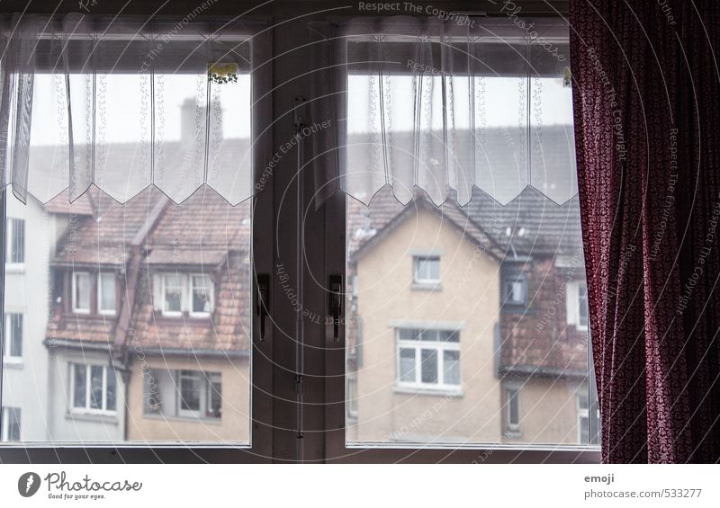 November Dorf Kleinstadt Haus Mauer Wand Fassade Fenster kalt grau trist Farbfoto Gedeckte Farben Außenaufnahme Innenaufnahme Menschenleer Tag
