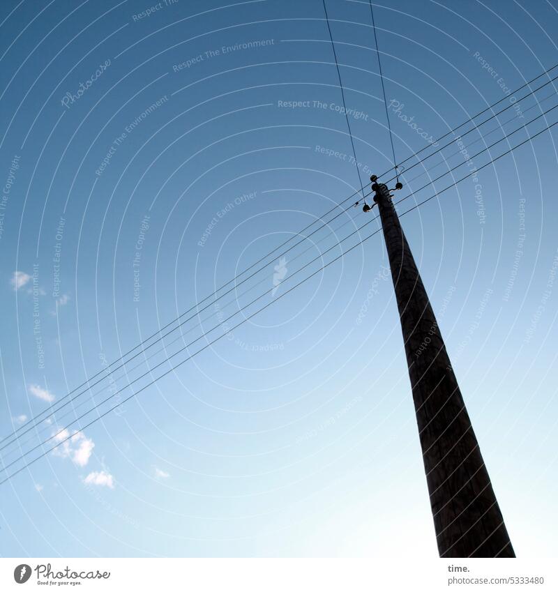 Froschperspektive | Welt am Draht Strom Überlandleitung Strommast Himmel Wolken Gegenlicht Silhouette Kabel Kommunikation Transport Stromwirtschaft