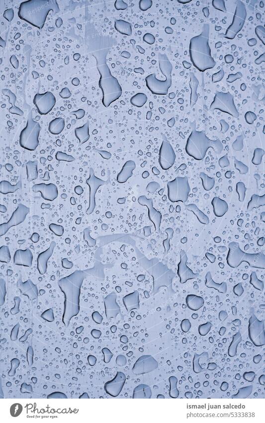 Regentropfen auf dem Fenster an regnerischen Tagen Tropfen Herz Herzform Liebhaber Wasser nass Glas grau blau durchsichtig Oberfläche Nahaufnahme abstrakt