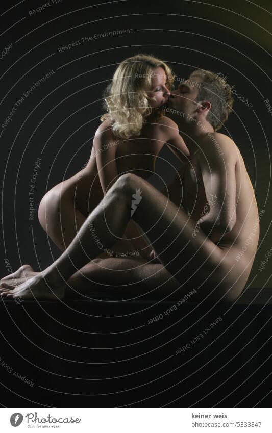 Eine nackte Frau küsst eine nackten Mann Aktfotografie Kuss nacktheit küssen Küssende Paar Paarfoto Paarung Liebe Zusammensein Partnerschaft Glück Liebespaar