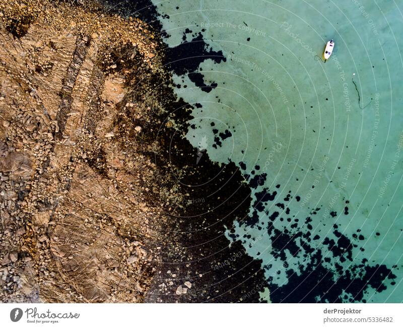 Blick auf Segel- und Motorboote in einer Bucht in der Bretagne III Totale Vogelperspektive Starke Tiefenschärfe Kontrast Schatten Licht Textfreiraum oben