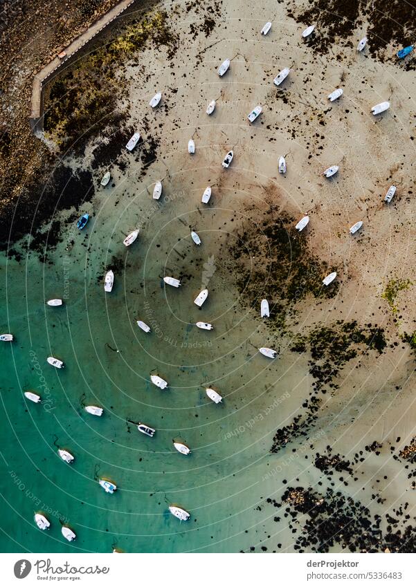 Blick auf Segel- und Motorboote in einer Bucht in der Bretagne I Totale Vogelperspektive Starke Tiefenschärfe Kontrast Schatten Licht Textfreiraum oben