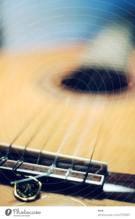 Lange Saiten Holz Musikinstrument blau-gelb Unschärfe selbstgemacht 6 Ton Klang hören Spielen zupfen Konzert Freude Perspektive Musiknoten Gitarre Elektrizität