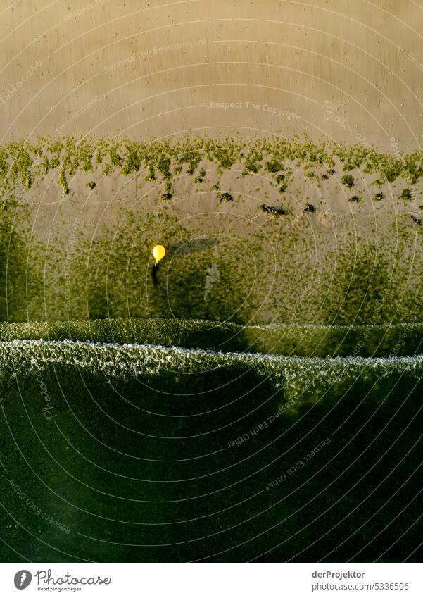 Blick auf Wellen und Strand aus der Vogelperspektive mit Boje in der Bretagne I Totale Starke Tiefenschärfe Kontrast Schatten Licht Textfreiraum oben
