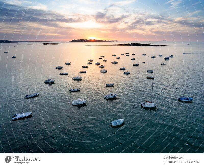 Blick auf Segel- und Motorboote mit vorgelagerten Inseln in der Bretagne I Totale Vogelperspektive Starke Tiefenschärfe Kontrast Schatten Licht
