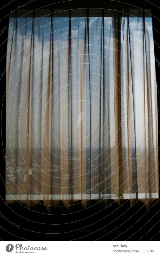Ein transparenter Vorhang verschließt das Fenster im Innenbereich. Gardine weiß Hintergrund durchsichtig Dekoration & Verzierung Gewebe abstrakt Licht Material