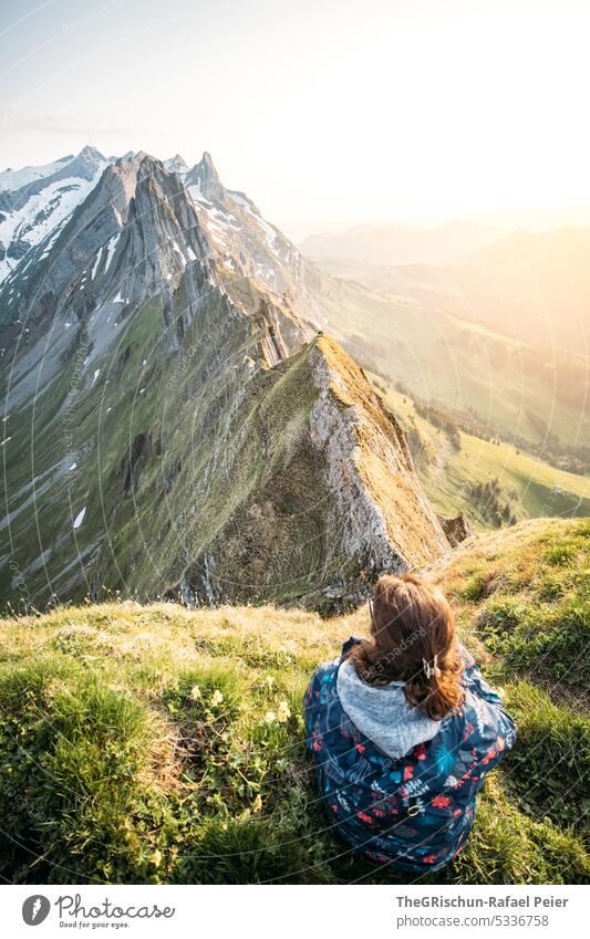 Frau vor Bergen mit Sonnenuntergang Felsen Schweiz Appenzellerland Stein wandern touristisch Außenaufnahme Tourismus Berge u. Gebirge Farbfoto schweiz alpstein