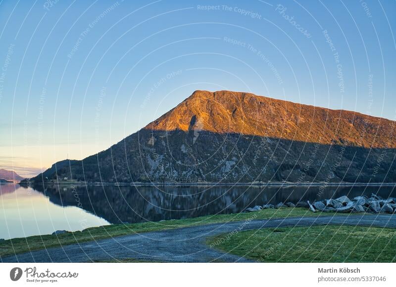 Fjord mit Blick auf Berge und Fjordlandschaft in Norwegen. Landschaft in Skandinavien Sonnenuntergang Berge u. Gebirge Erholung Natur Wildnis Panorama