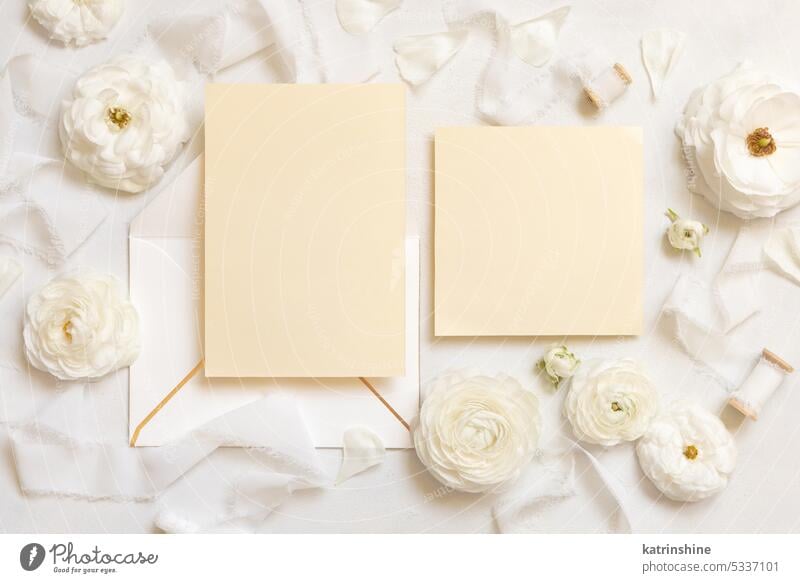 Blanko-Karten und Umschläge in der Nähe von Creme Rosen und weißen Bändern Draufsicht, Hochzeit Mockup Attrappe Postkarte Blumen romantisch Sahne Bändchen Seide