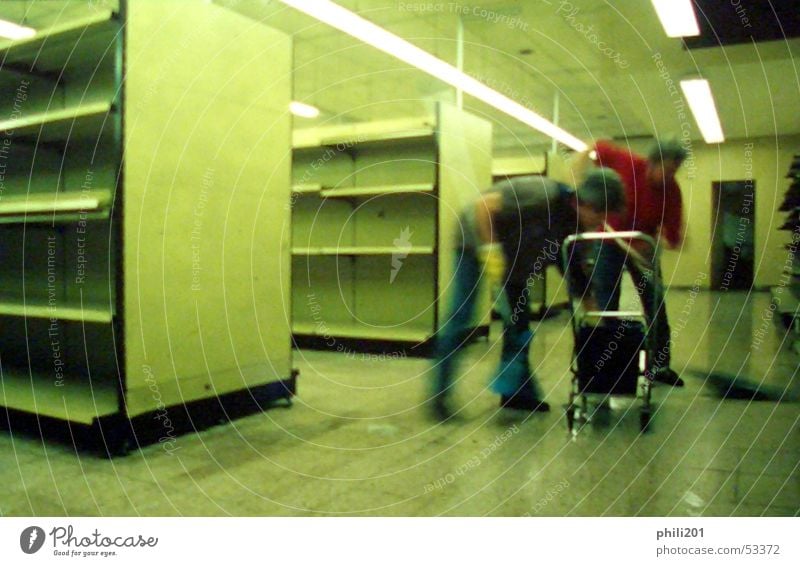 Zuletzt II Supermarkt Reinigen Raumpfleger leer Neonlicht Bewegungsunschärfe grün Regal fließen Ziel Umzug (Wohnungswechsel)