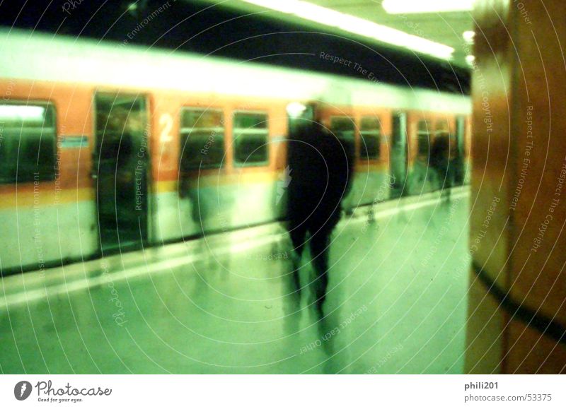 FFM unter Tage. S-Bahn U-Bahn Untergrund Station Halt stoppen Bewegungsunschärfe Eisenbahn Frankfurt am Main Einsamkeit grün Perspektive Mensch Eile orange