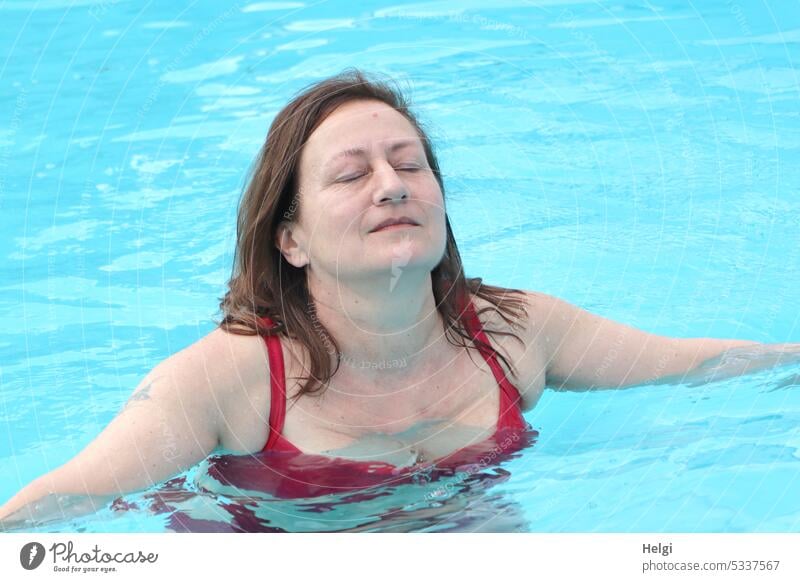 Mainfux-UT | Genießerin Frau Mensch Badenixe Porträt schwimmen baden Pool Sommer schönes Wetter Wasser langhaarig geschlossene Augen Schwimmen & Baden Farbfoto
