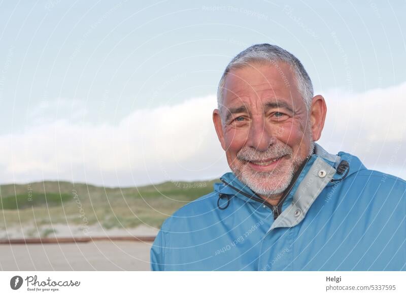 fröhlicher Senior Mensch Mann Porträt Kopf Gesicht Lächeln Freundlichkeit Fröhlichkeit freundlich draußen Außenaufnahme schönes Wetter Frühling Strand Düne