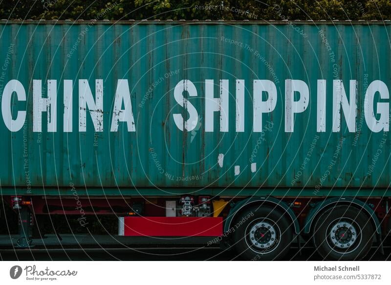 LKW mit einem Container für den Handel mit China Containerverladung Güterverkehr & Logistik Containerterminal Hafen Industrie Wirtschaft Außenaufnahme Verkehr