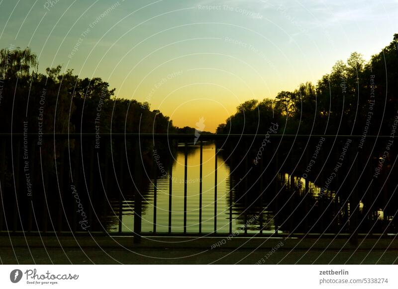 Hohenzollernkanal im Sonnenuntergang again umland Natur reinickendorf Tegel Berlin Wasserstraße Verkehr Textfreiraum Landschaft Menschenleer Schifffahrt Kanal