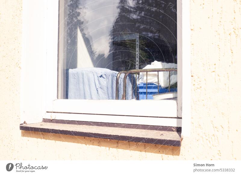 Blick durch Fenster zeigt Stillleben aus Wäsche, Kisten und Transportwagen Einblick waschen industriell Pflege kümmern Care-Arbeit Sauberkeit Wäscherei sorgen