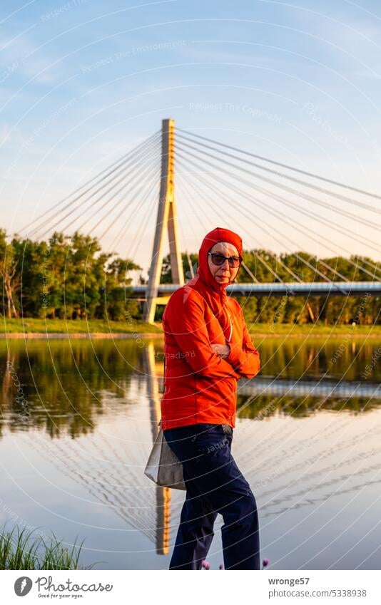 Frau steht vor der Pylonenbrücke über die Elbe bei Schönebeck am rechten Flussufer Rechtes Flussufer Spiegelung Spiegelung im Wasser Reflexion & Spiegelung